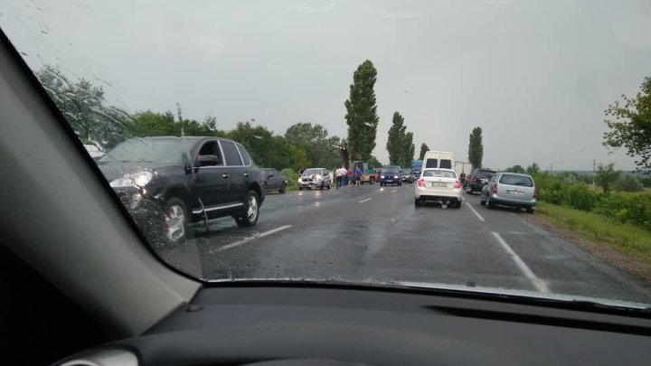 ACCIDENT RUTIER la Anenii Noi! Un TIR s-a răsturnat pe marginea drumului (FOTO)