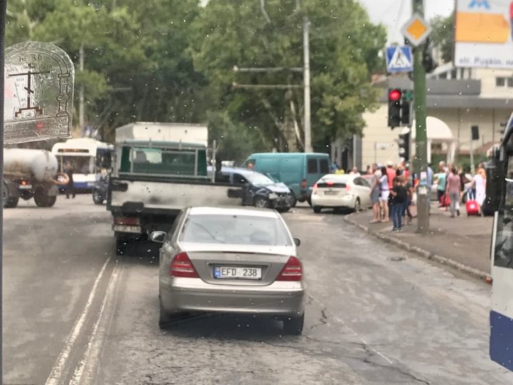 GRAV ACCIDENT în Capitală. Mai multe maşini s-au ciocnit într-o intersecţie din Buiucani (FOTO)