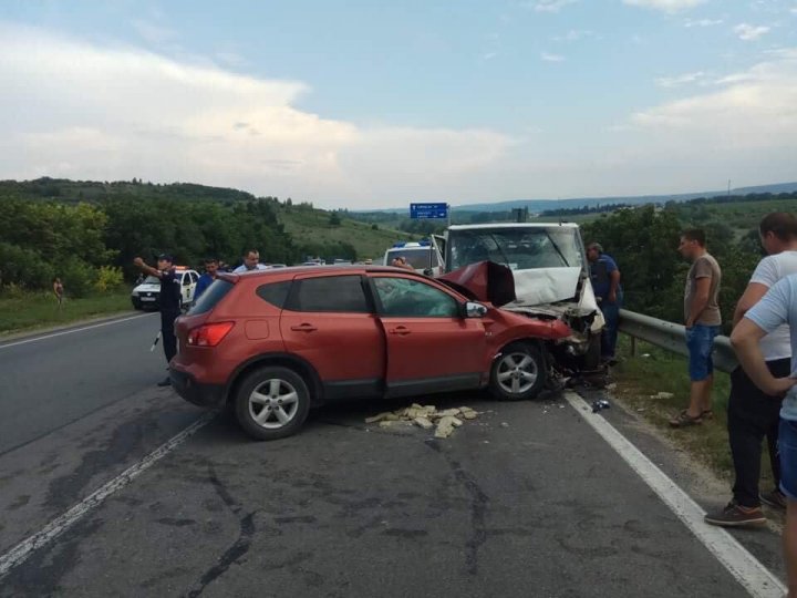 ACCIDENT groaznic pe șoseaua Chișinău-Hâncești. O camionetă s-a ciocnit violent cu un automobil (FOTO)