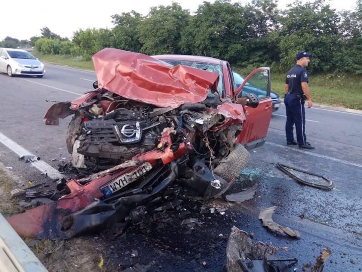 ACCIDENT groaznic pe șoseaua Chișinău-Hâncești. O camionetă s-a ciocnit violent cu un automobil (FOTO)