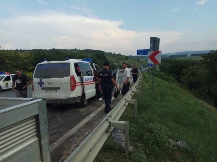 ACCIDENT groaznic pe șoseaua Chișinău-Hâncești. O camionetă s-a ciocnit violent cu un automobil (FOTO)