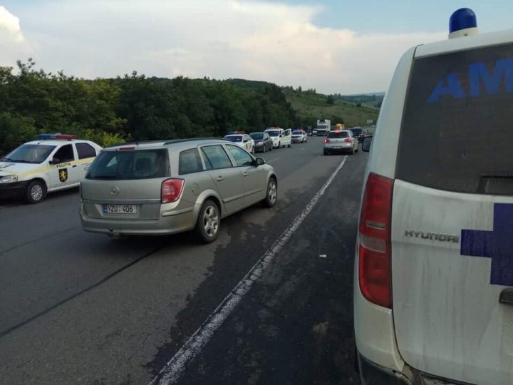 ACCIDENT groaznic pe șoseaua Chișinău-Hâncești. O camionetă s-a ciocnit violent cu un automobil (FOTO)