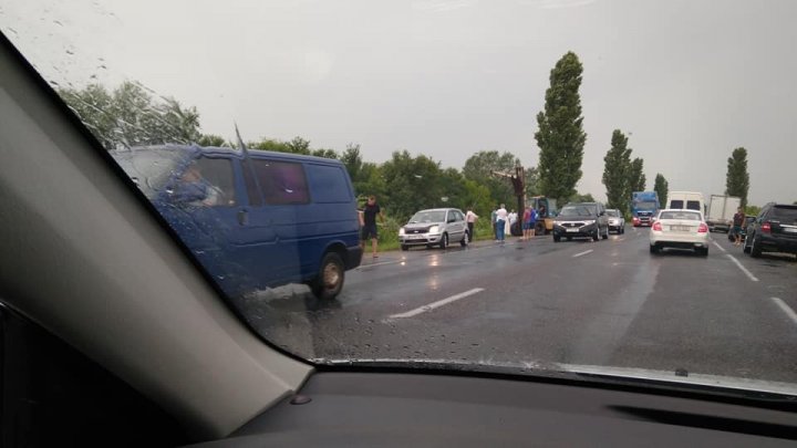 ACCIDENT RUTIER la Anenii Noi! Un TIR s-a răsturnat pe marginea drumului (FOTO)