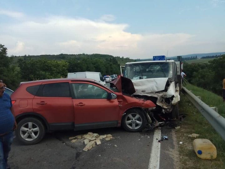 ACCIDENT groaznic pe șoseaua Chișinău-Hâncești. O camionetă s-a ciocnit violent cu un automobil (FOTO)