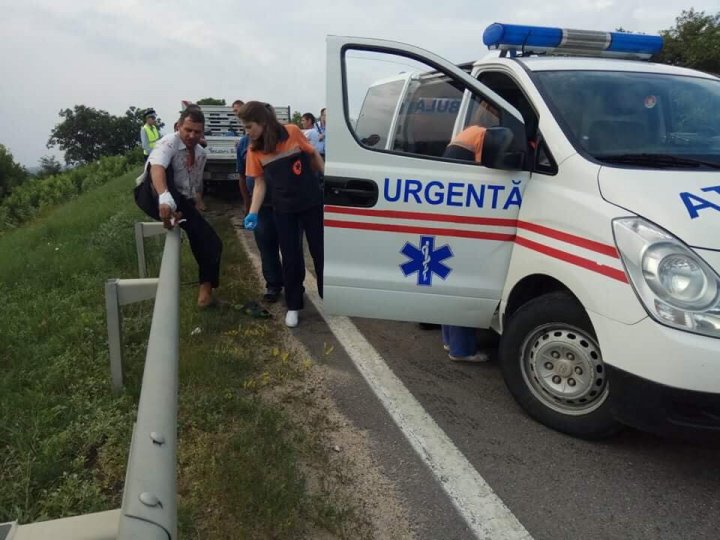 ACCIDENT groaznic pe șoseaua Chișinău-Hâncești. O camionetă s-a ciocnit violent cu un automobil (FOTO)