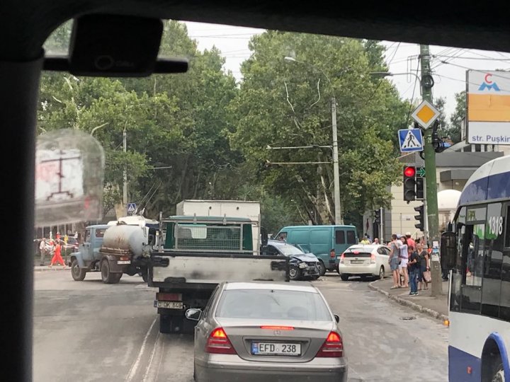 GRAV ACCIDENT în Capitală. Mai multe maşini s-au ciocnit într-o intersecţie din Buiucani (FOTO)