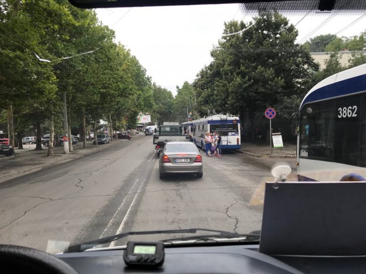 GRAV ACCIDENT în Capitală. Mai multe maşini s-au ciocnit într-o intersecţie din Buiucani (FOTO)