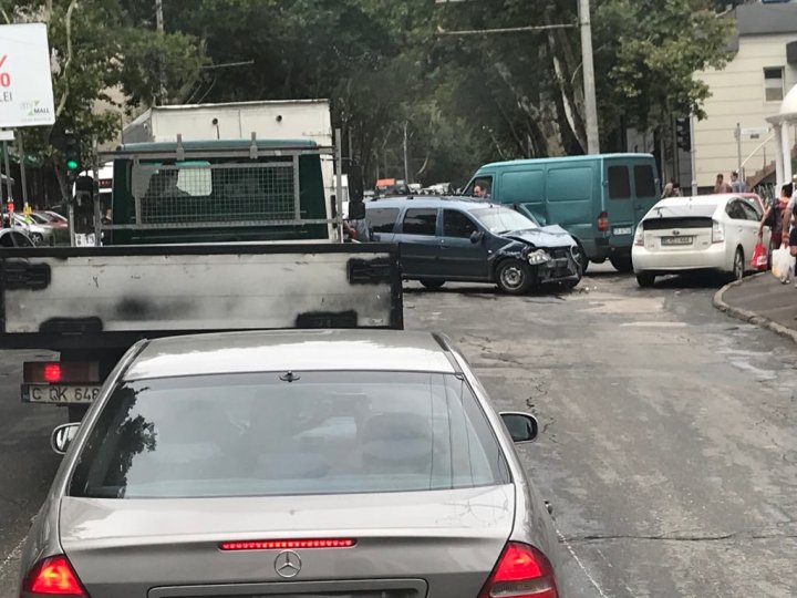 GRAV ACCIDENT în Capitală. Mai multe maşini s-au ciocnit într-o intersecţie din Buiucani (FOTO)