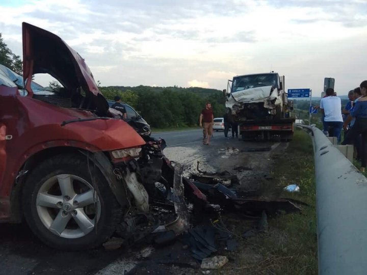 ACCIDENT groaznic pe șoseaua Chișinău-Hâncești. O camionetă s-a ciocnit violent cu un automobil (FOTO)