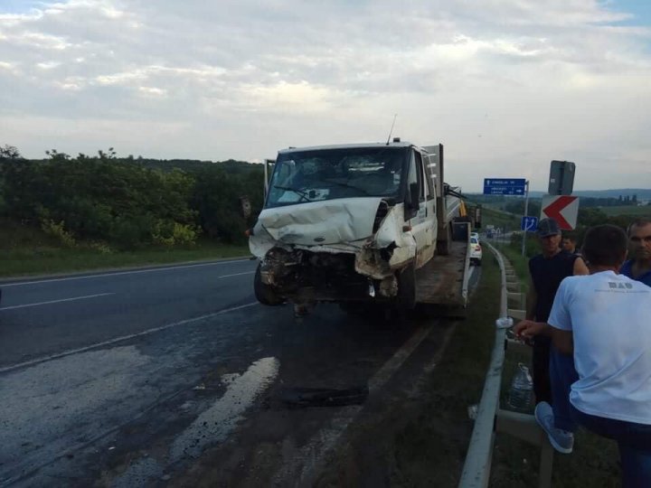 ACCIDENT groaznic pe șoseaua Chișinău-Hâncești. O camionetă s-a ciocnit violent cu un automobil (FOTO)