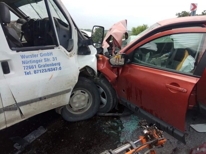 ACCIDENT groaznic pe șoseaua Chișinău-Hâncești. O camionetă s-a ciocnit violent cu un automobil (FOTO)