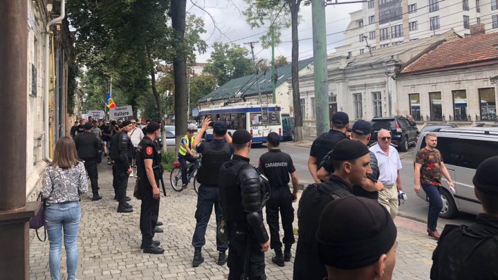 PROTEST în faţa sediului PAS. Mai mulți polițiști echipați până în dinți păzesc sediul Maiei Sandu (FOTO) 