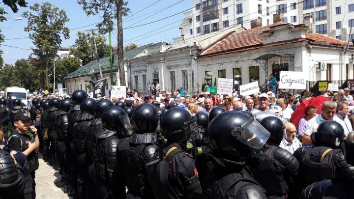 Proteste la PAS şi PPDA. Sediile celor două partide, protejate de sute de mascaţi echipaţi până în dinţi (FOTO)