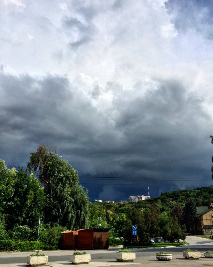 (IMAGINI SPECTACULOASE) Vine ploaia! Norii negri au înconjurat Capitala 