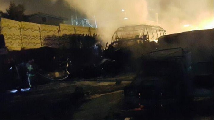 TRAGEDIE în Iran. O autocisternă s-a ciocnit frontal cu un autobuz şi au luat FOC (FOTO/VIDEO)