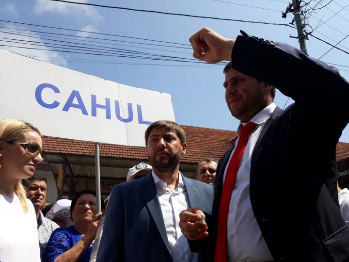 Proteste la PAS şi PPDA. Sediile celor două partide, protejate de sute de mascaţi echipaţi până în dinţi (FOTO)