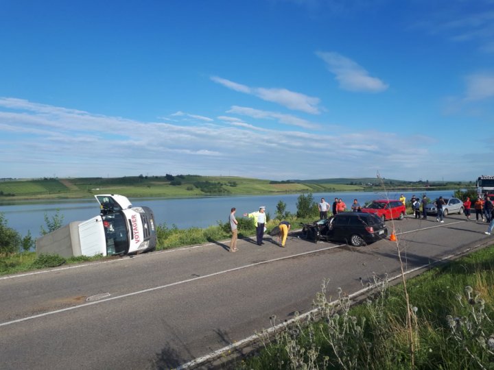 Carambol pe o şosea din Suceava. Şapte persoane au fost rănite în urma accidentului (FOTO)