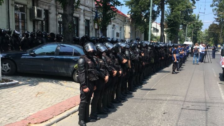 PROTEST pe strada Mateevici din Capitală. Polițiști echipați până în dinți păzesc sediul PAS (FOTO)