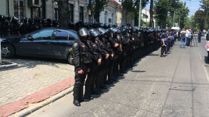 PROTEST pe strada Mateevici din Capitală. Polițiști echipați până în dinți păzesc sediul PAS (FOTO)