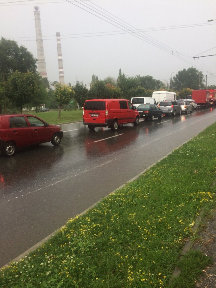 PLOAIE PUTERNICĂ în Chişinău! Străzile sunt INUNDATE (GALERIE FOTO)