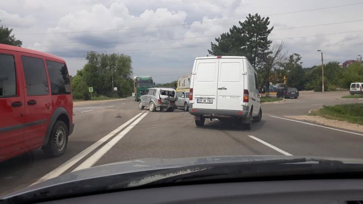 ACCIDENT ÎNGROZITOR la intrarea în Orhei. O maşină, RĂSTURNATĂ pe şosea (VIDEO/FOTO)