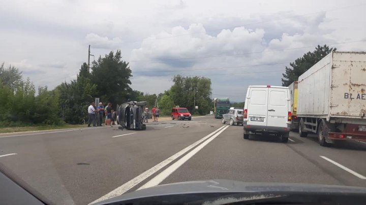 ACCIDENT ÎNGROZITOR la intrarea în Orhei. O maşină, RĂSTURNATĂ pe şosea (VIDEO/FOTO)