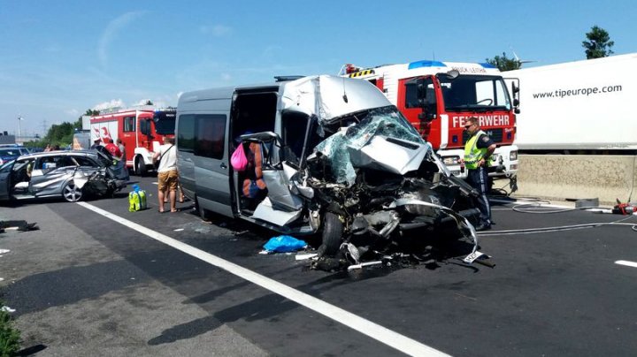 ACCIDENT GRAV în Austria în care sunt implicate un microbuz şi un automobil înmatriculate în România: SUNT RĂNIŢI