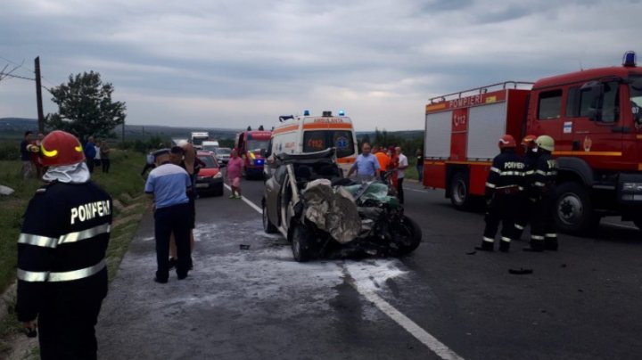 Accident cumplit la Iaşi! Un autocar cu 14 pasageri şi un autoturism s-au ciocnit violent