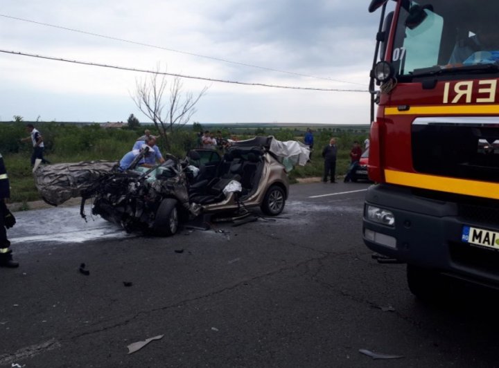 Accident cumplit la Iaşi! Un autocar cu 14 pasageri şi un autoturism s-au ciocnit violent