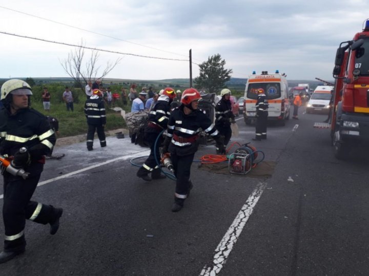 Accident cumplit la Iaşi! Un autocar cu 14 pasageri şi un autoturism s-au ciocnit violent