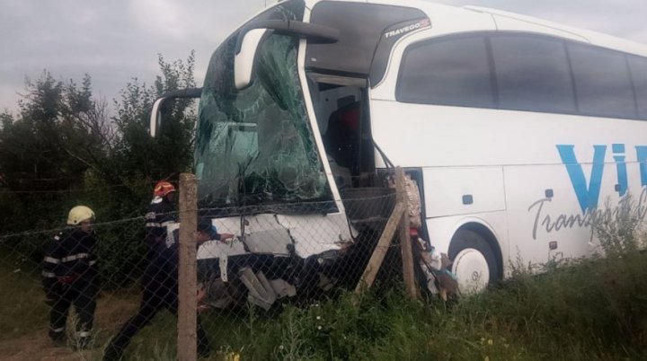 Accident cumplit la Iaşi! Un autocar cu 14 pasageri şi un autoturism s-au ciocnit violent