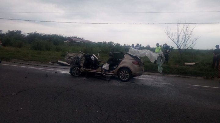 Accident cumplit la Iaşi! Un autocar cu 14 pasageri şi un autoturism s-au ciocnit violent