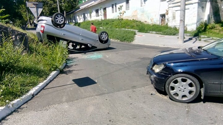 Accident în centrul Capitalei: Două automobile s-au ciocnit VIOLENT (FOTO)