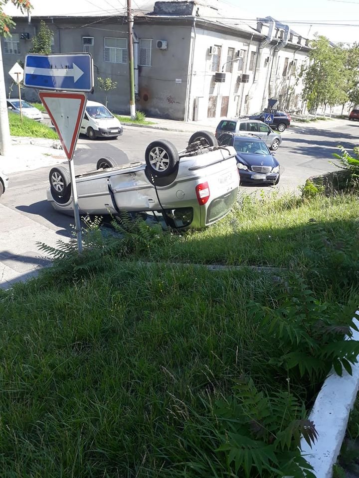 Accident în centrul Capitalei: Două automobile s-au ciocnit VIOLENT (FOTO)