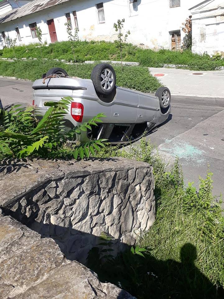 Accident în centrul Capitalei: Două automobile s-au ciocnit VIOLENT (FOTO)