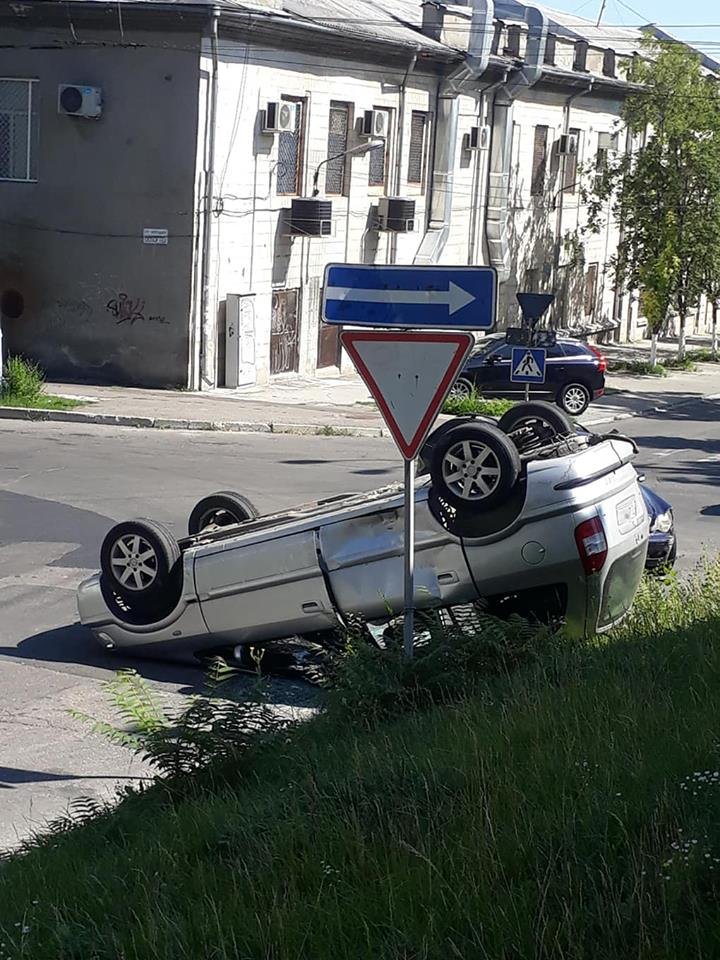 Accident în centrul Capitalei: Două automobile s-au ciocnit VIOLENT (FOTO)