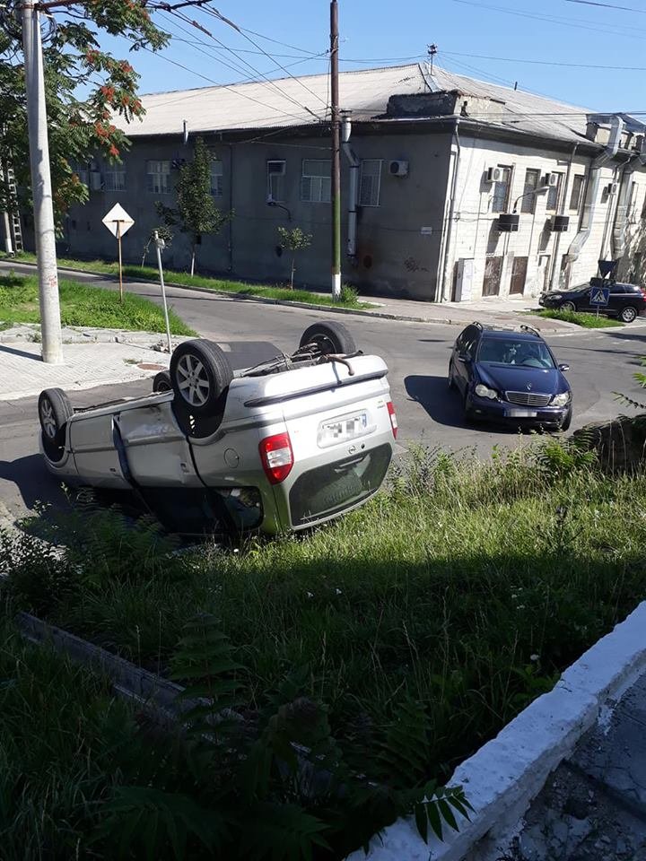 Accident în centrul Capitalei: Două automobile s-au ciocnit VIOLENT (FOTO)