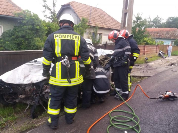 Maşină cu moldoveni, implicată într-un teribil accident în România. Două persoane au murit (FOTO)