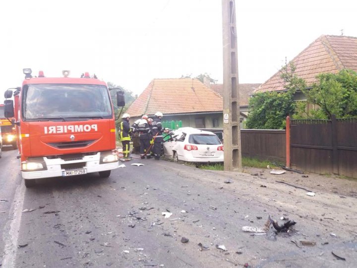 Maşină cu moldoveni, implicată într-un teribil accident în România. Două persoane au murit (FOTO)