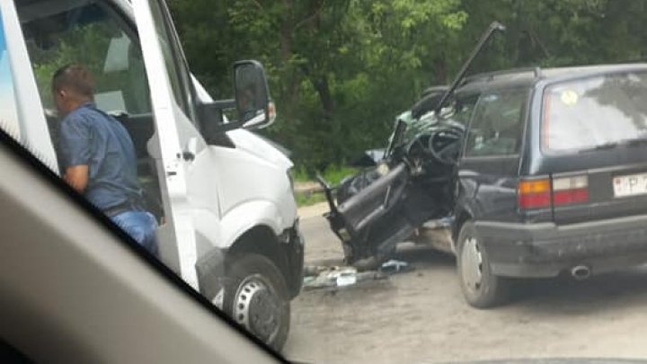 ACCIDENT ÎNGROZITOR în Capitală. Un camion a intrat într-un maşină. Medicii au intervenit de urgenţă (FOTO)