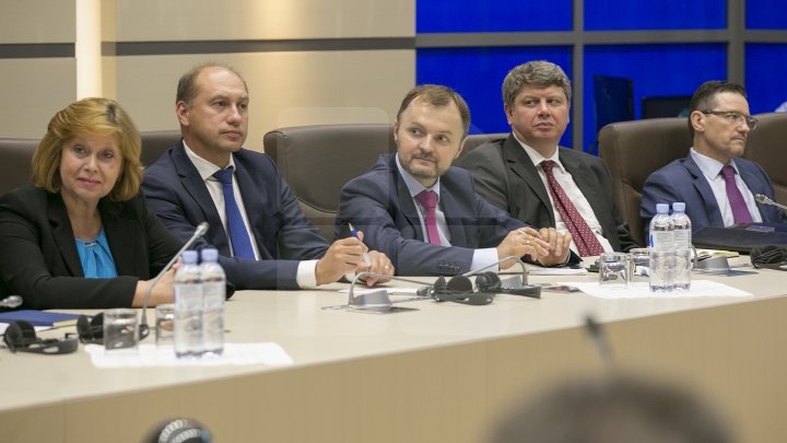 Președintele Parlamentului Andrian Candu a discutat cu ambasadorii Republicii Moldova, acreditaţi peste hotare (FOTOREPORT)