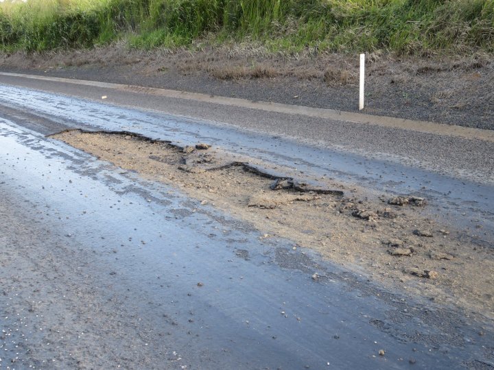 Canicula topeşte asfaltul în Australia. Cel puţin 50 de maşini au roţile distruse (FOTO)