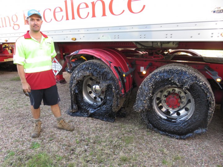 Canicula topeşte asfaltul în Australia. Cel puţin 50 de maşini au roţile distruse (FOTO)