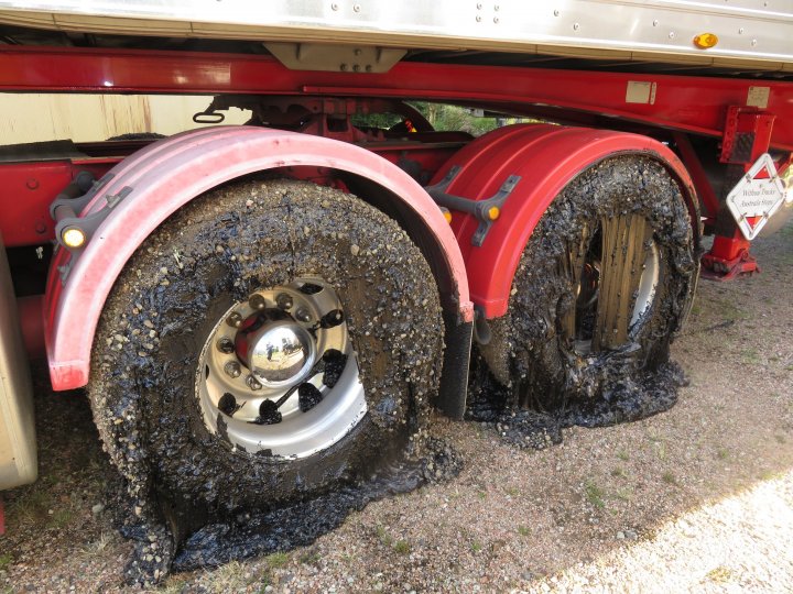 Canicula topeşte asfaltul în Australia. Cel puţin 50 de maşini au roţile distruse (FOTO)