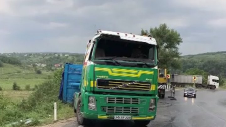 Accident pe traseul Chișinău-Hâncești. Un camion plin cu grâu s-a răsturnat