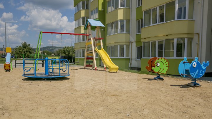 TREC LA CASĂ NOUĂ! În Nisporeni, 93 de familii au primit locuinţe sociale (FOTOREPORT)