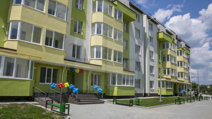 TREC LA CASĂ NOUĂ! În Nisporeni, 93 de familii au primit locuinţe sociale (FOTOREPORT)