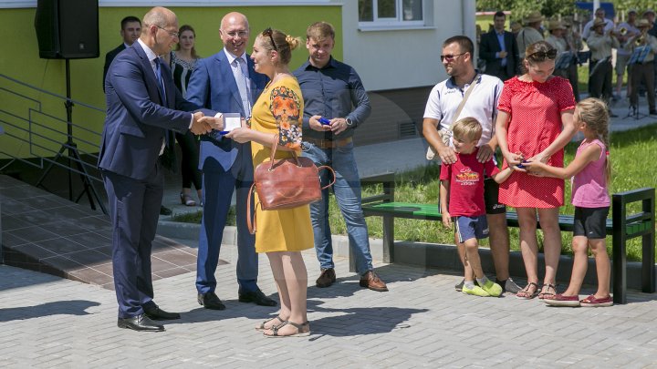 TREC LA CASĂ NOUĂ! În Nisporeni, 93 de familii au primit locuinţe sociale (FOTOREPORT)