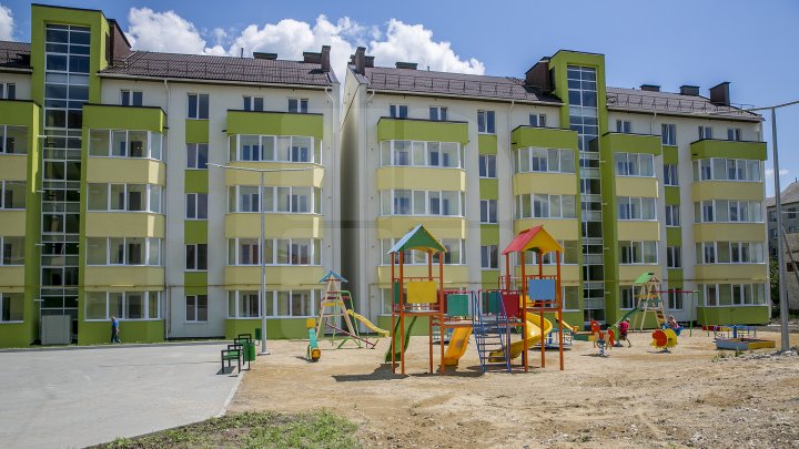 TREC LA CASĂ NOUĂ! În Nisporeni, 93 de familii au primit locuinţe sociale (FOTOREPORT)