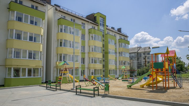 TREC LA CASĂ NOUĂ! În Nisporeni, 93 de familii au primit locuinţe sociale (FOTOREPORT)